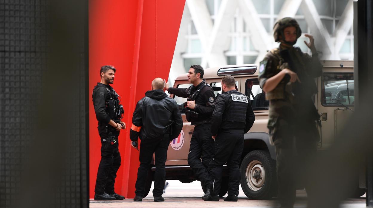 Policías en la zona de La Défense después de recibir el aviso