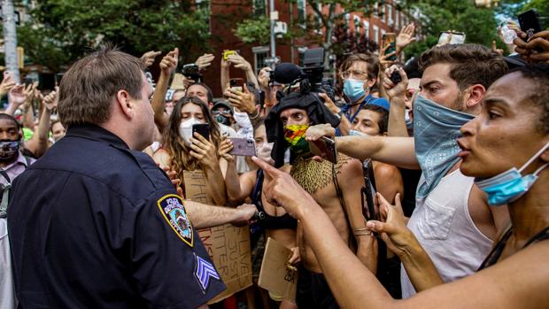 Nueva York recorta el presupuesto policial en medio de una oleada de crimen violento