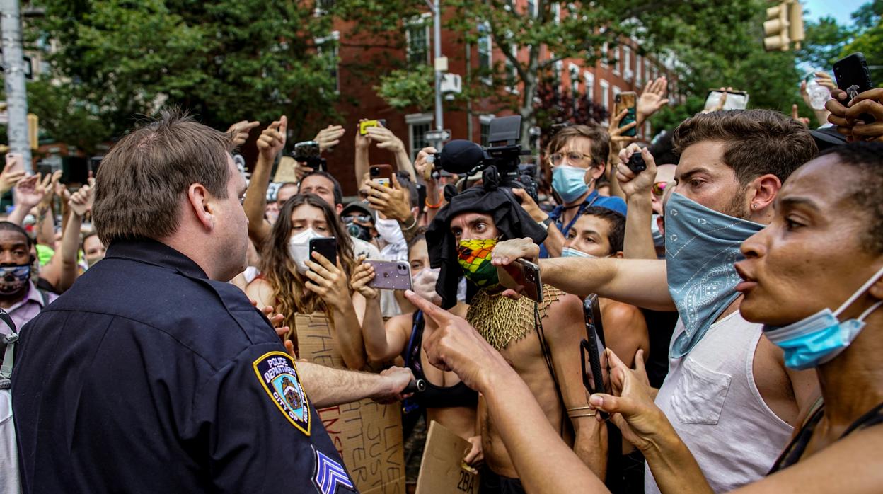 Manifestantes increpan a un policía de Nueva York en una marcha conjunta LGBTQ y Black Lives Matter