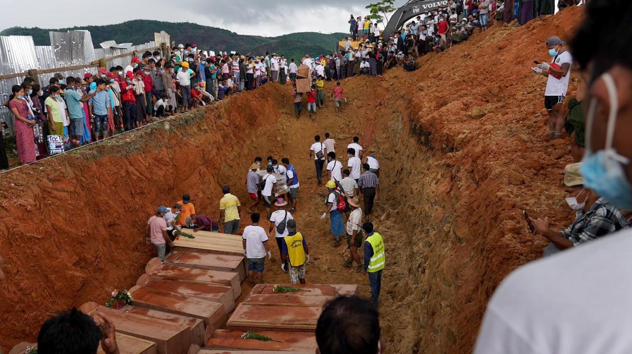 Voluntarios ayudan en el entierro de los mineros fallecidos en el desprendimiento