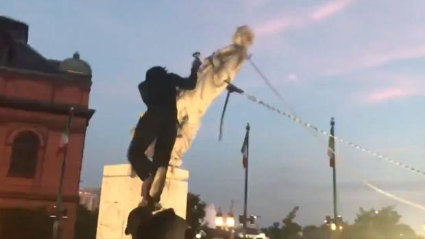 Trump culpa a la «izquierda radical» del derribo de la estatua de Colón en Baltimore