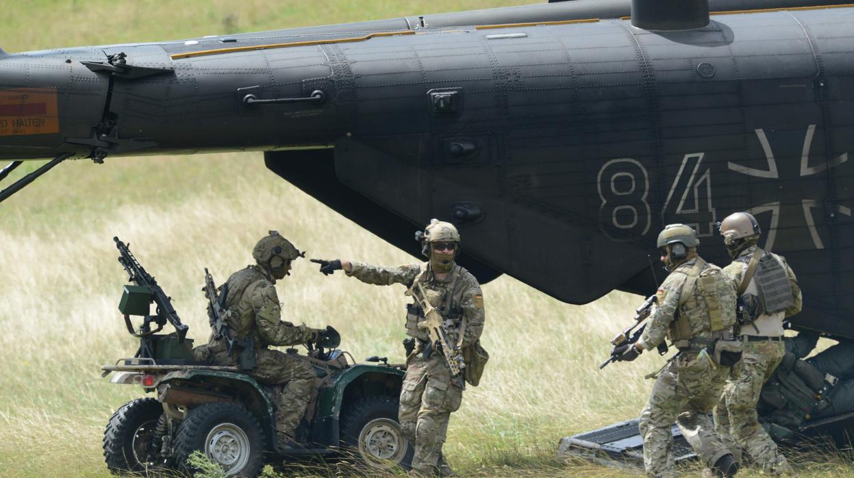 Los soldados de la unidad especiall de las fuerzas armadas alemanas Bundeswehr participando en un ejercicio militar en Calw, en el sur de Alemania