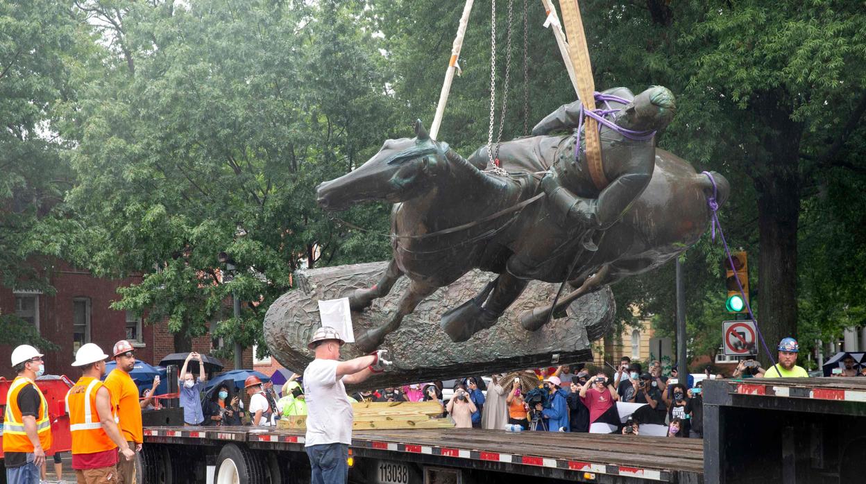 Los operarios cargan en un camión la estatua de Stonewall Jackson tras ser retirada en Richmond