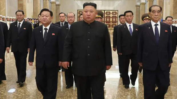 Kim Jong-un reaparece en público para rendir tributo al cuerpo embalsamado de su abuelo