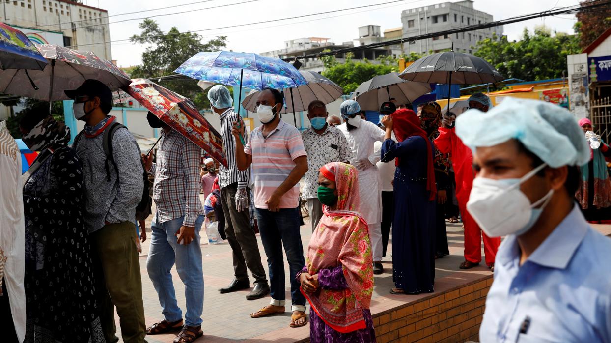 Cola de personas para hacerse el test del coronavirus en Daca