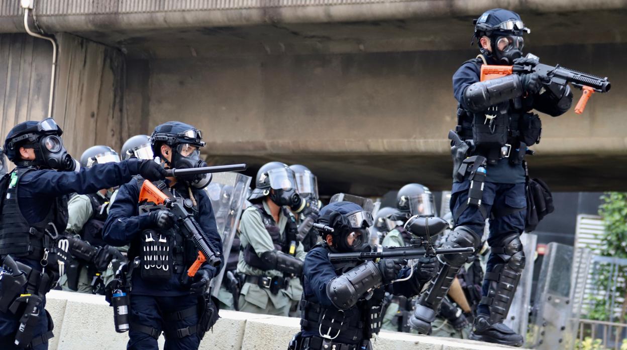 La Policía antidisturbios dispersa una manifestación reclamando democracia en Hong Kong