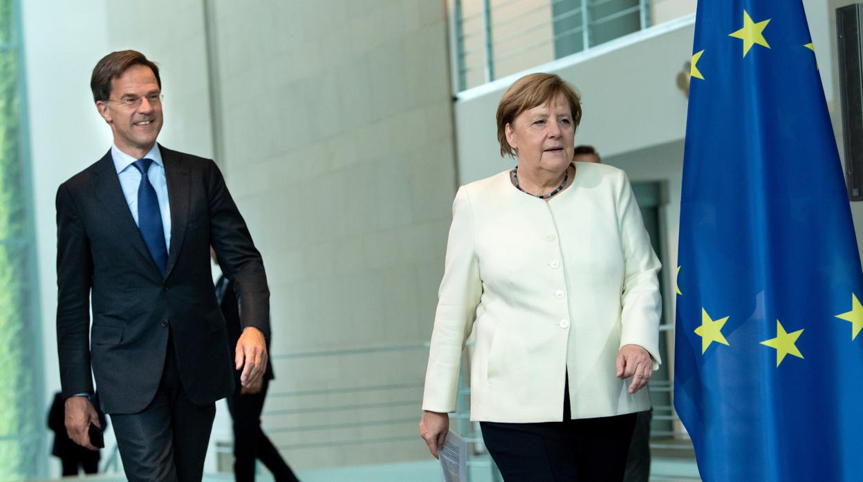 El primer ministro holandés, Mark Rutte, y la canciller alemana, Angela Merkel, este jueves en Berlín