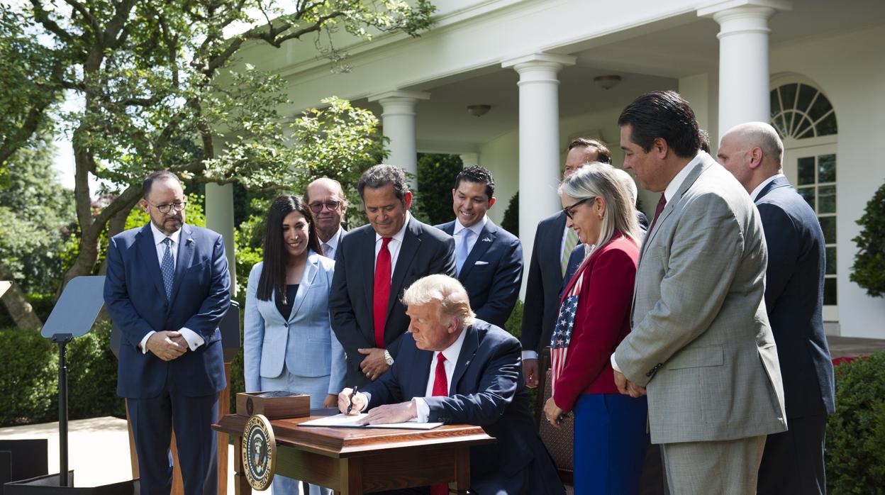 El consejero delegado de Goya, a la izquierda, observa a Trump en el rosal de la Casa Blanca el jueves