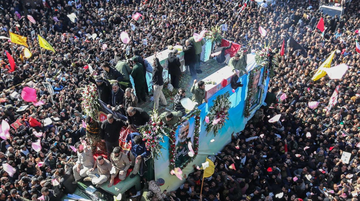 Comitiva fúnebre de Suleimani en Kerman (Irán), su ciudad natal