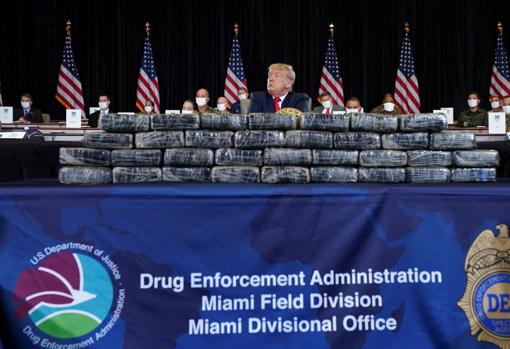 El presidente Trump, duante la conferencia de prensa, detrás de paquetes de droga incautados por el Ejército de EE.UU.