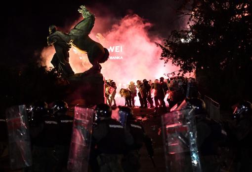 La policía lanzó gases lacrimógenos el viernes para desalojar las protestas frente al Parlamento, en Belgrado