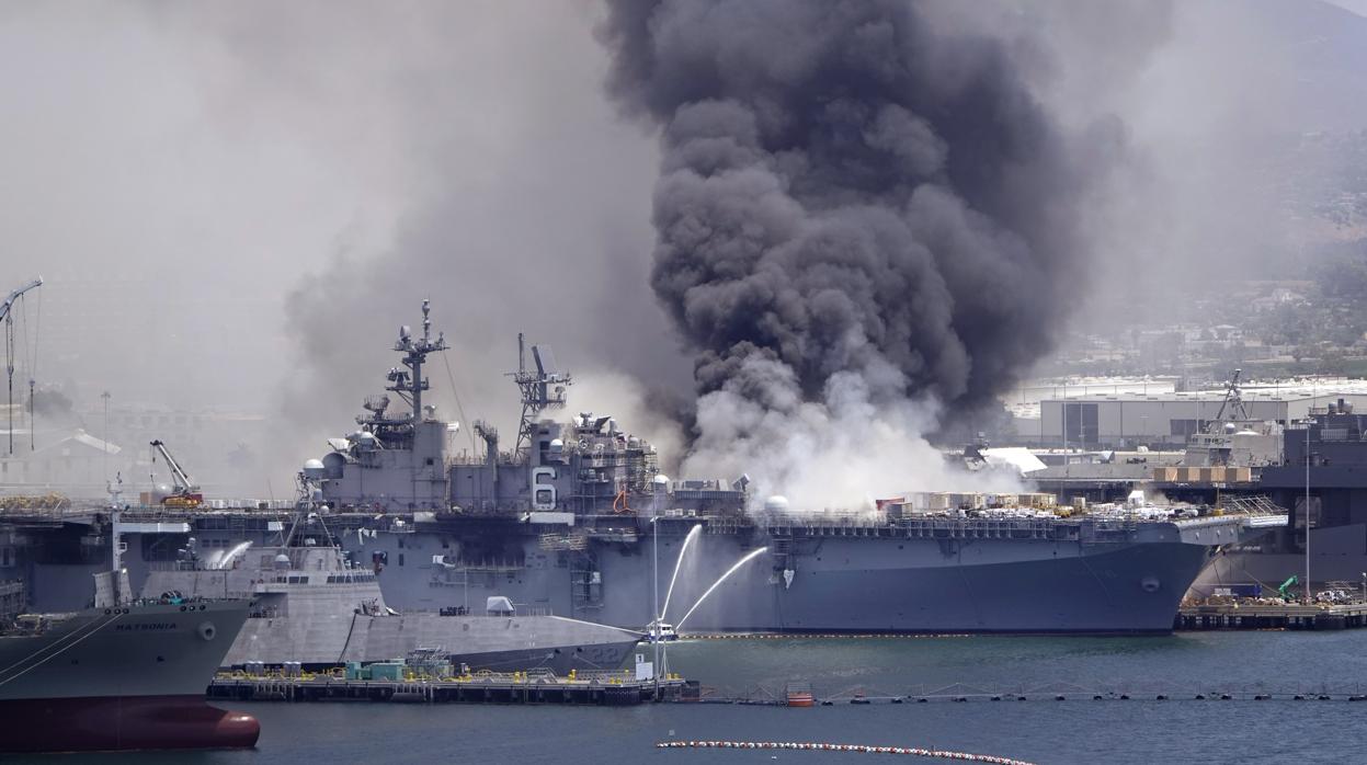 El Bonhomme Richard, en la Base Naval de San Diego durante un incendio que estalló en el barco