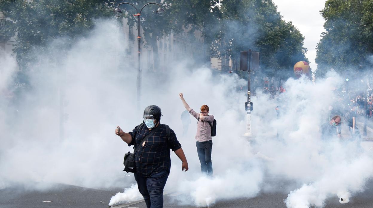 Los manifestantes fueron disueltos con gases lacrimógenos durante las protestas en París el día de su Fiesa Nacional