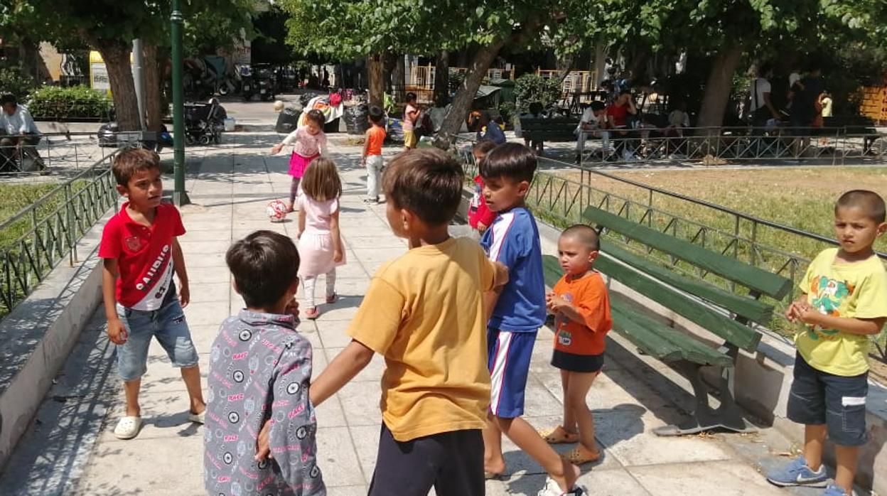 Inmigrantes en la plaza Victoria de Atenas