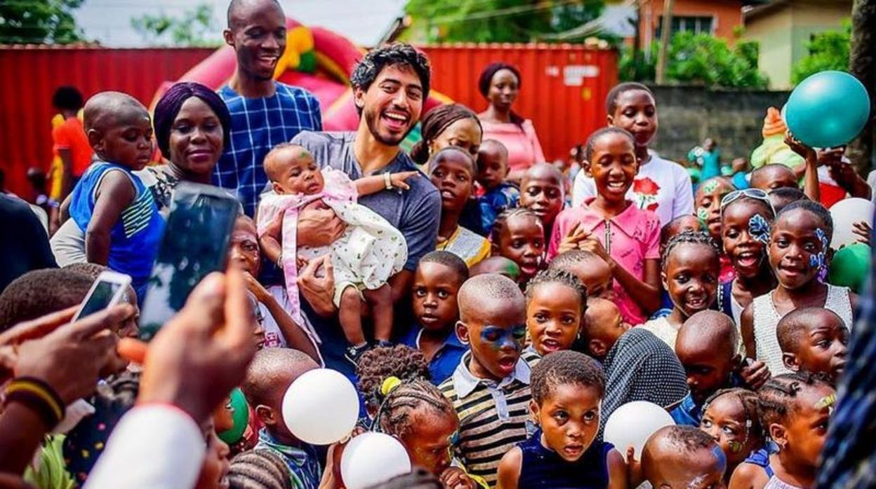 Fahim celebra la fiesta del Día del Niño con niños nigerianos