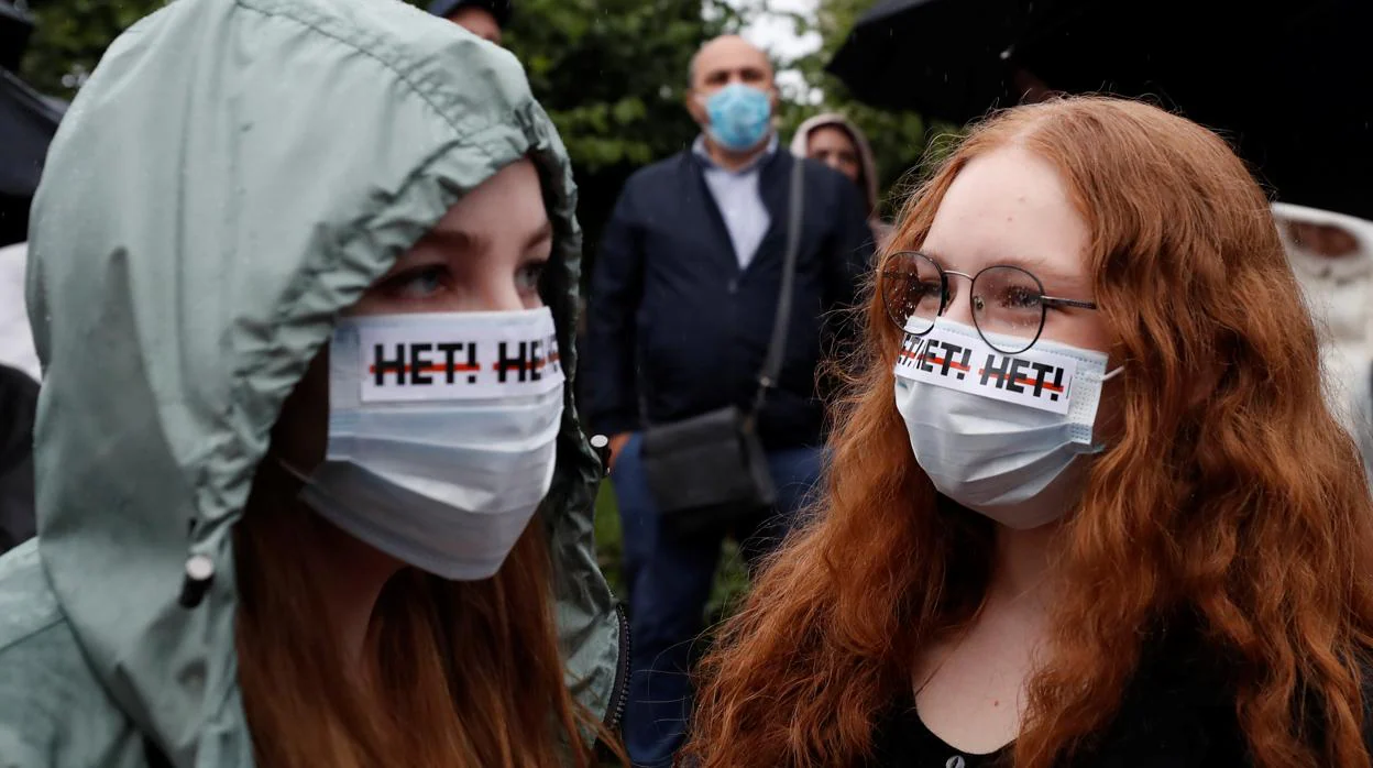 Dos mujeres utilizan mascarillas que dicen «No» a la reforma constitucional realizada por Putin