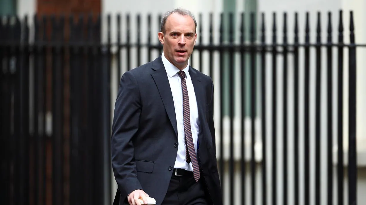 El ministro de Exteriores británico, Dominic Raab, sale del Downing Street en Londres