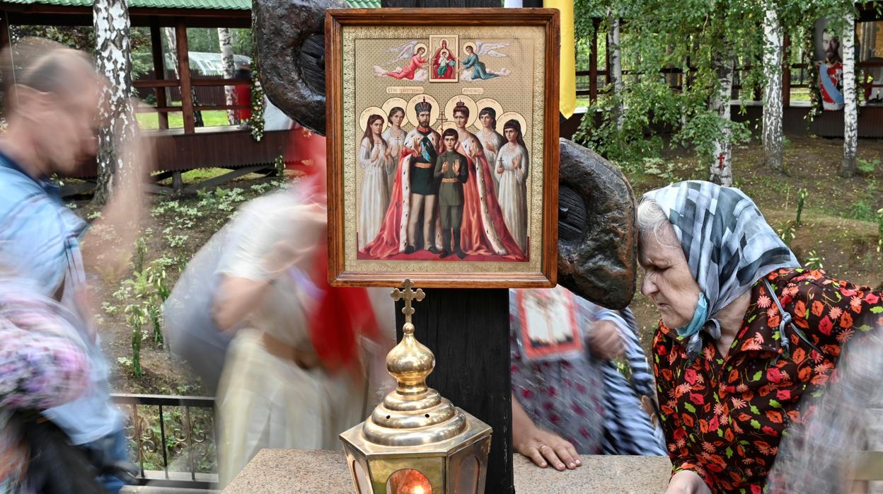 Un grupo de peregrinos forman parte de la procesión anual en memoria de la familia Románov