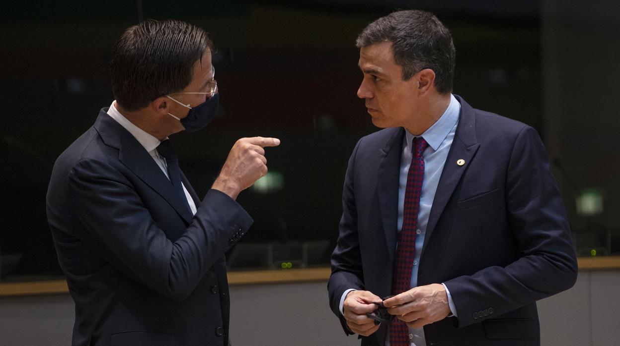 El primer ministro holandés, Mark Rutte (L), habla con el primer ministro de España, Pedro Sánchez (R) durante una reunión al margen del segundo día de una cumbre de la UE en Bruselas