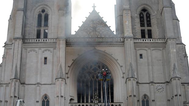 Un incendio deteriora la catedral de Nantes, otros de los grandes monumentos en Francia