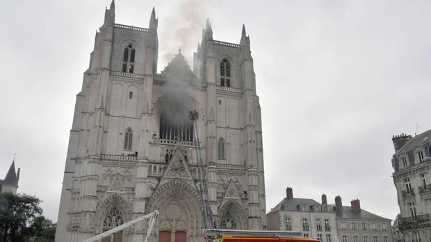 La Policía francesa detiene a un individuo para interrogarle en relación al incendio en la catedral de Nantes
