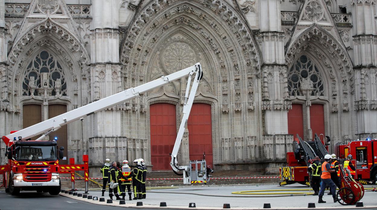 Los bomberos al llegar a la catedral se encontraron con tres focos diferentes de fuego en puntos muy alejados