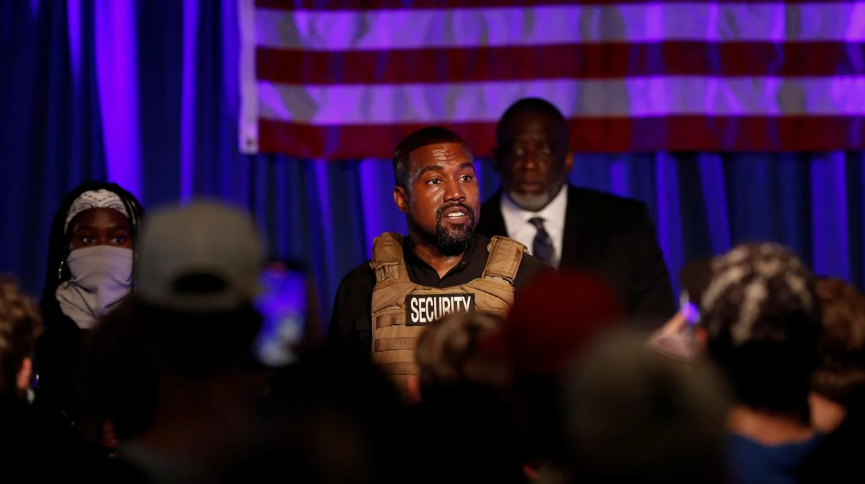 Kanye West viste un chaleco antibalas con la palabra «seguridad» escrita en su primer mitin en Carolina de Sur