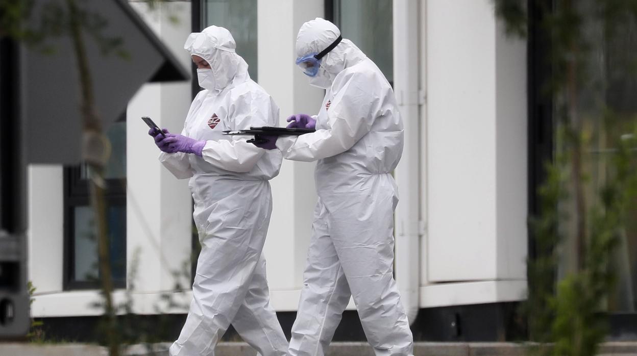 Médicos especialistas en trajes protectores esperan a pacientes en el complejo hospitalario para pacientes con la enfermedad en el asentamiento de Kommunarka