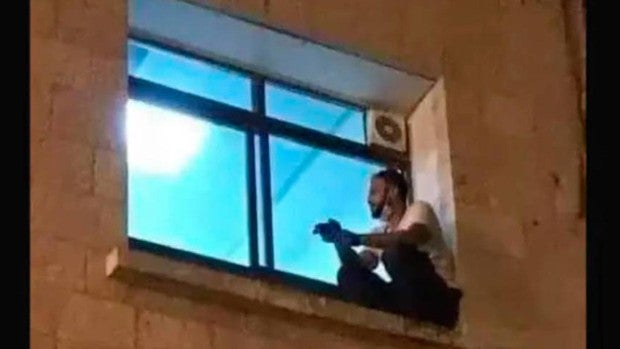 Un palestino trepa a la ventana del hospital para despedirse de su madre, contagiada de Covid-19