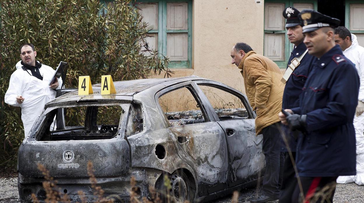 La Policía italiana investiga un coche carbonizado en Calabria, un ajuste de cuentas de la mafia