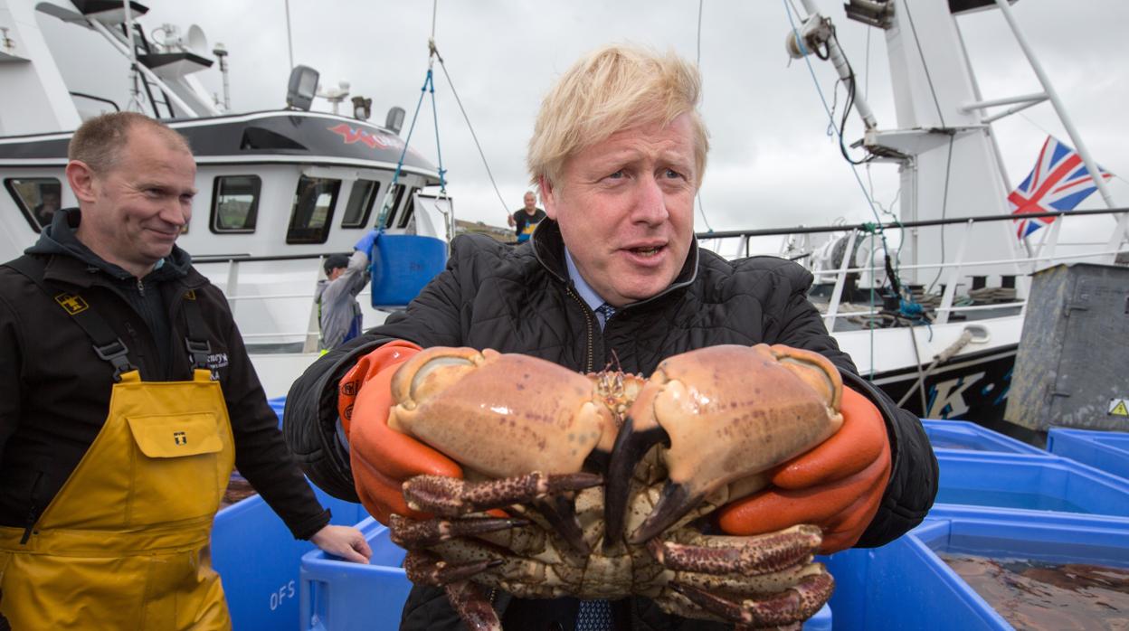 Boris Johnson, de visita ayer a un puerto en Escocia