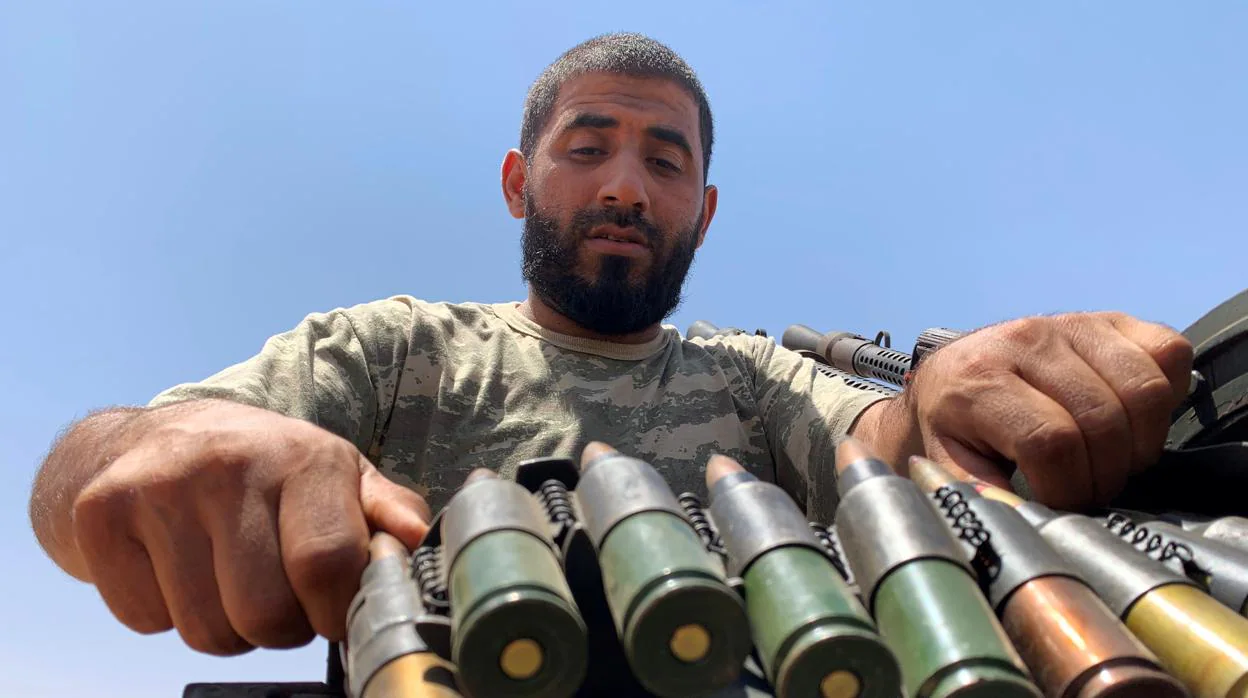 Un soldado libio leal al Gobierno en Trípoli prepara su armamento