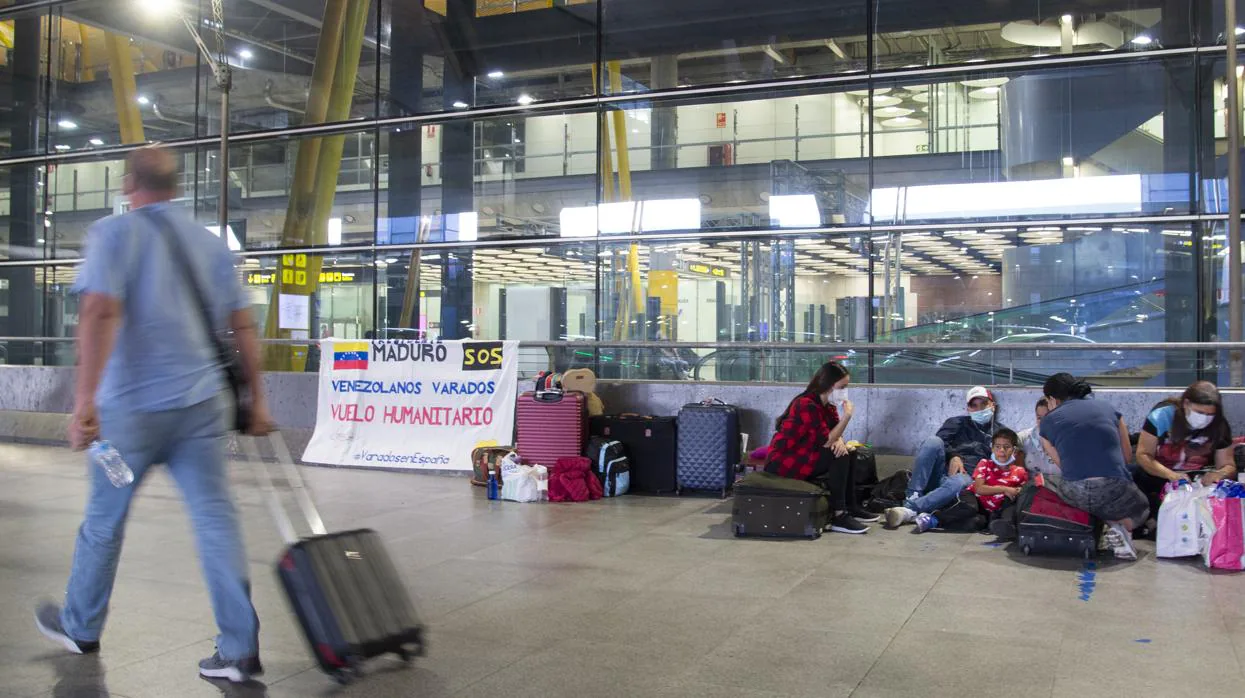 Venezolanos que se quedaron atrapados en España por el Covid-19, en el aeropuerto Adolfo Suárez Madrid-Barajas a principios de julio