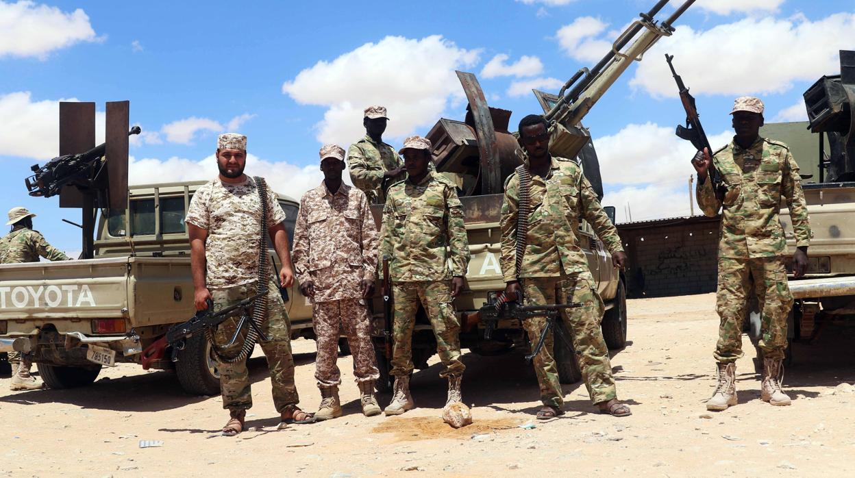 Combatientes leales al Gobierno de Unidad Nacional en la zona de Abu Qurain, entre Trípoli y Bengasi