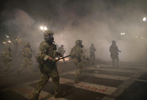 Agentes federales hacen frente a las protestas en Portland