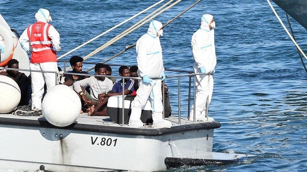 Italia envía militares y barcos a Sicilia y Lampedusa ante la saturación de los centros de inmigrantes