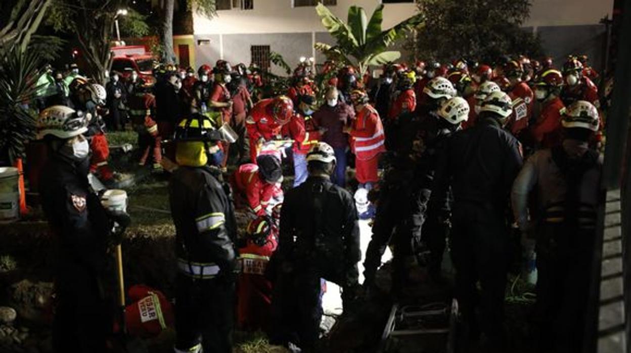 Bomberos y policías trabajan para rescatar cuerpo de niño que cayó a pozo de parque Roma