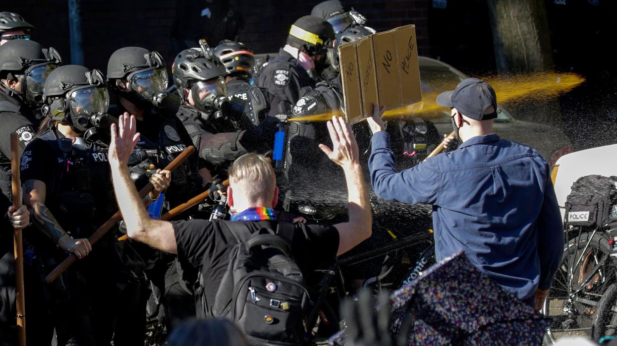 La Policía de Seattle se enfrenta a los manifestantes y los rocía con gas pimienta