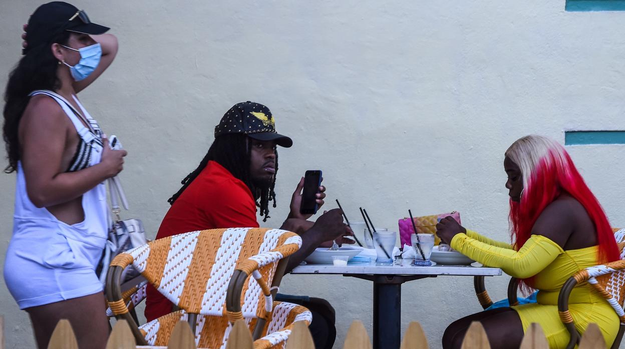 Un grupo de personas come en un restaurante de Miami Beach