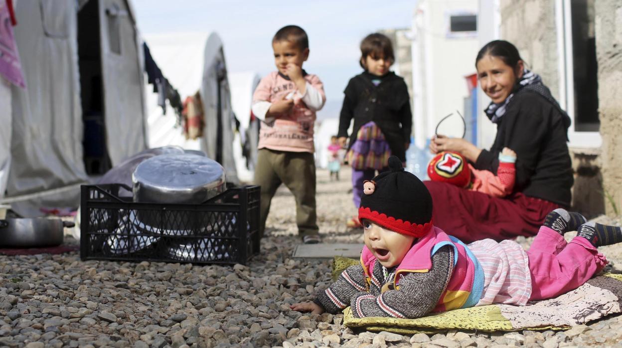 Un grupo de niños yazidíes en un campo de refugiados de Irak