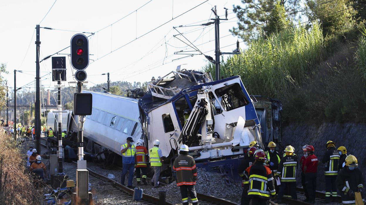 Dos muertos y 26 heridos al descarrilar un tren cerca de Coimbra (Portugal)