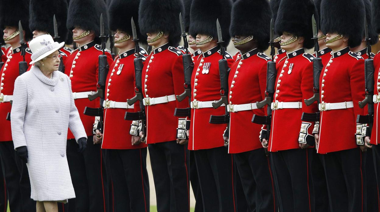 La Reina Isabel II junto a los Guardias de Coldstream