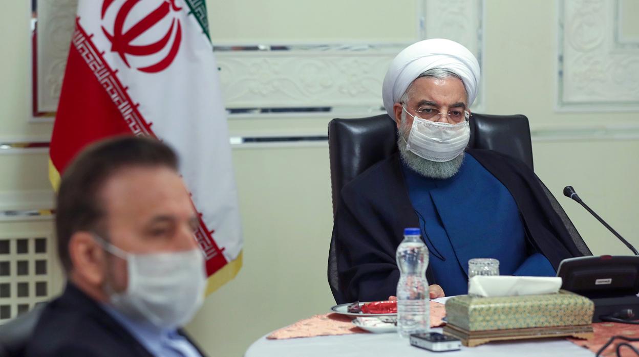 El presidente iraní Hassan Rouhani preside una reunión del Comité Nacional de Lucha contra el Coronavirus