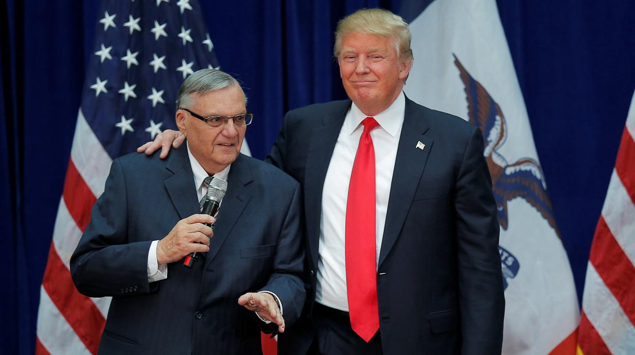 Joe Arpaio, en 2016 con Donald Trump, que le otorgó un perdón presidencial que le libró de la cárcel
