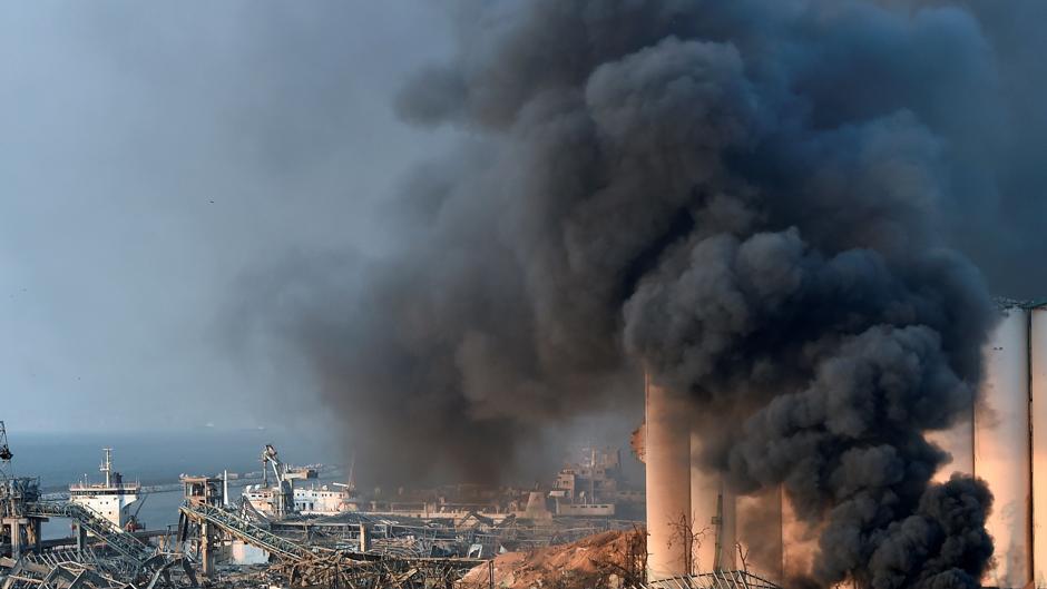 Una fuerte explosión arrasa la zona del puerto de Beirut