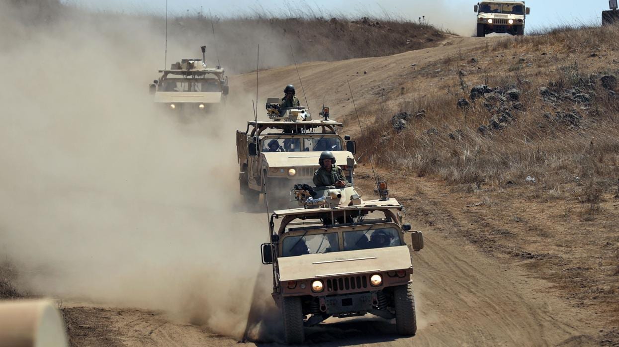 Los vehículos militares israelíes se reubican junto a la frontera sirio-israelí, en los Altos del Golán