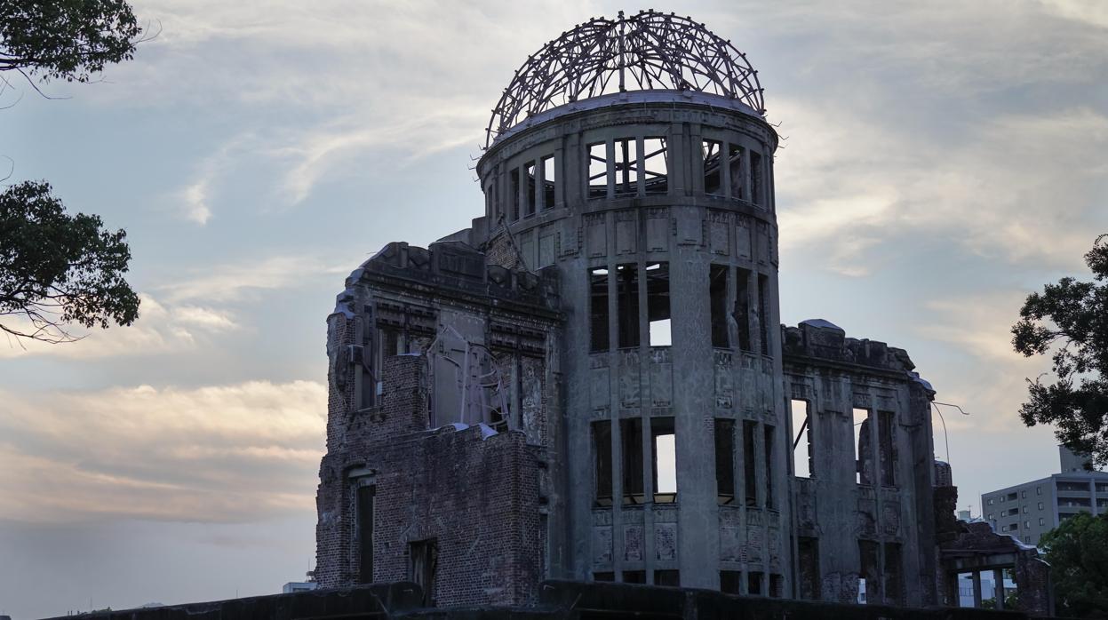 La Cúpula Genbaku, o Cúpula de la Bomba Atómica, obra del checo Jan Letzel e inaugurada en 1915, es un símbolo de la devastación en Hiroshima,