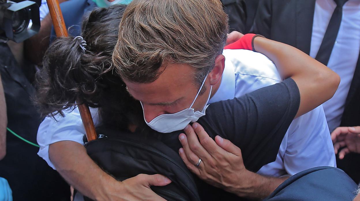 El presidente de Francia, Emmanuel Macron, abraza a una joven durante su visita al Líbano