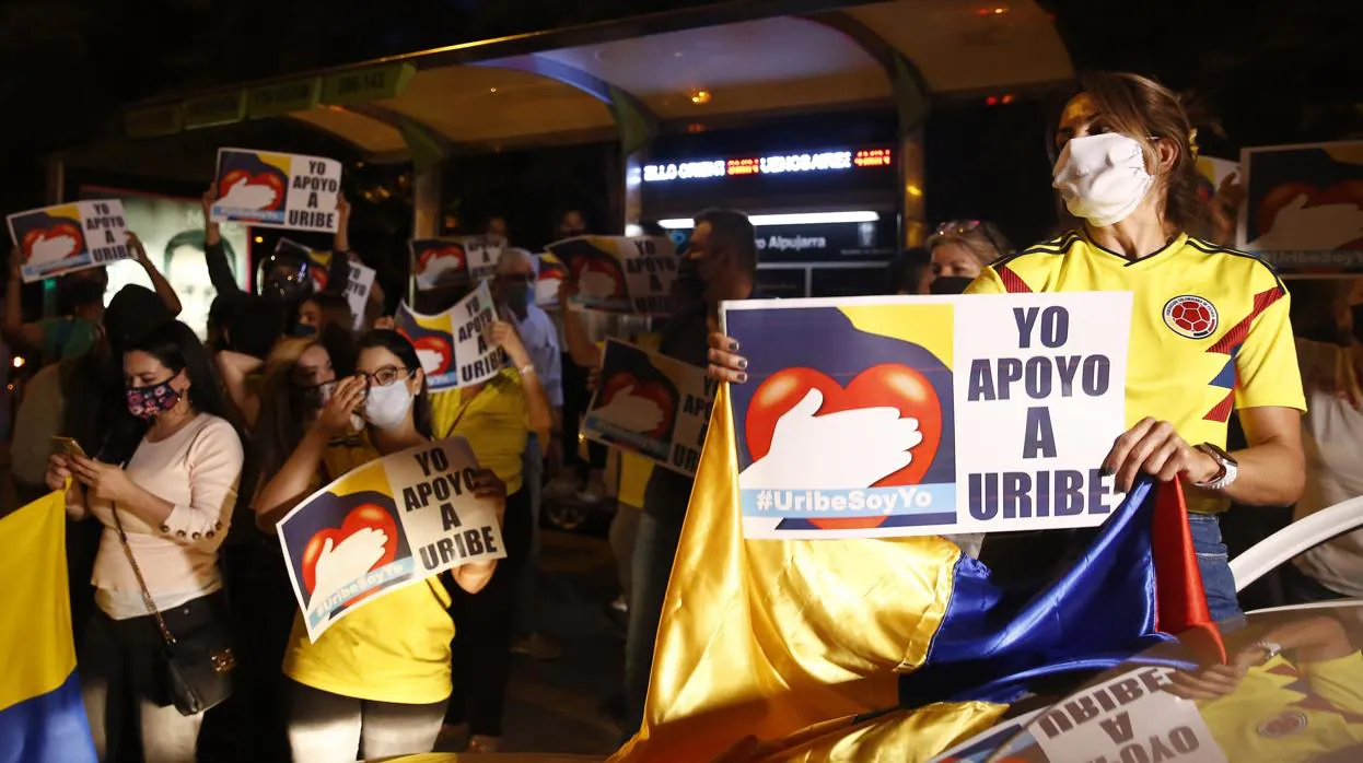 Simpatizantes de Álvaro Uribe Vélez se manifiestan este martes en una calle de Medellín