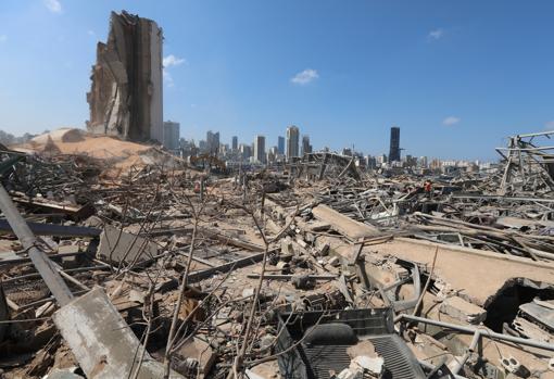 El lugar de la explosión en el puerto de Beirut, reducido a escombros